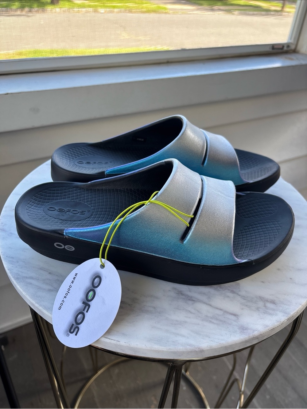 OOFOS OOahh Luxe Slide recovery sandals Womens 8 Men 6 blue silver ombre frost